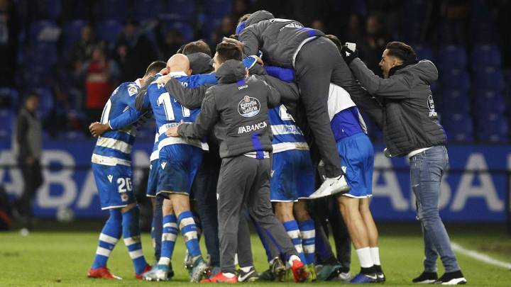 Los jugadores del Deportivo hacen piña tras ganar al Tenerife (2-1).