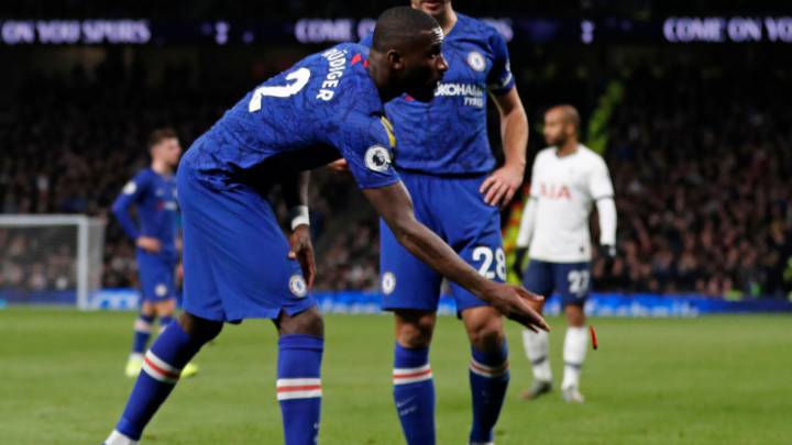 Antonio Rudiger lanzando un objeto fuera del terreno de juego en el choque contra el Tottenham.