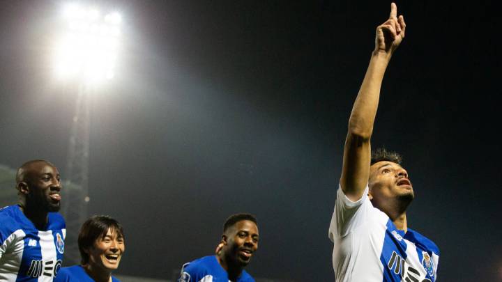 Tiquinho Soares celebra un gol señalando al cielo