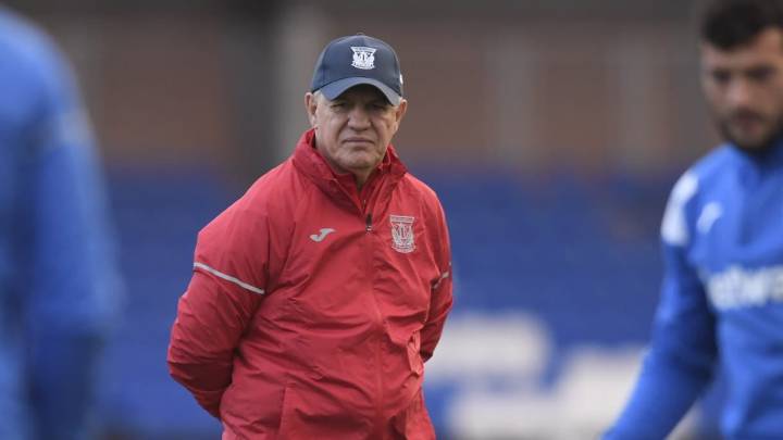 Javier Aguirre, entrenador del Leganés, atento al entrenamiento.