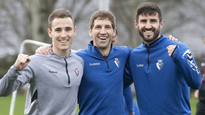 El meta Álvarez, que debutó en Copa como rojillo, Brasanac y Navas, felices tras un entrenamiento.