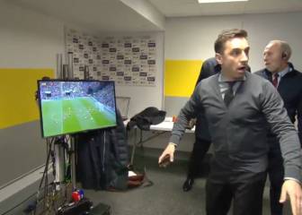 La reacción de Mourinho y Neville al fallo de De Gea