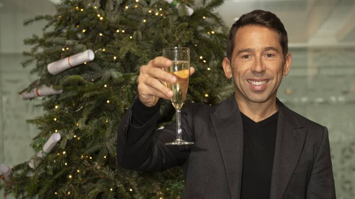 Raúl Tamudo brinda con los lectores de AS y seguidores del Espanyol por una Feliz Navidad ante el árbol de los deseos del Hotel Mandarín Oriental.