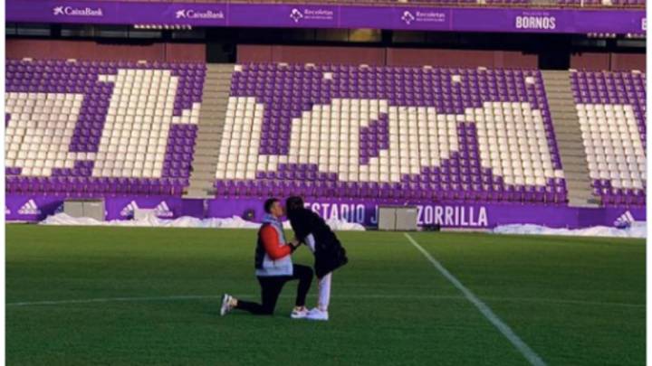 Lunin pide matrimonio a su pareja en el centro del campo de Zorrilla