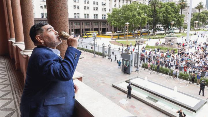 Maradona revive el saludo de 1986 en la Casa Rosada