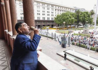 Maradona revive el saludo de 1986 en la Casa Rosada