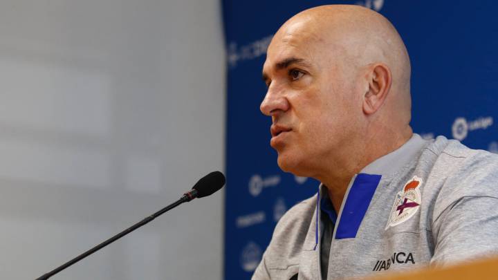 Luis César, en una rueda de prensa con el Deportivo.