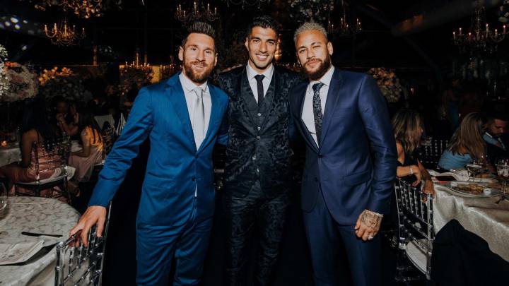 Neymar, Messi y Luis Suárez no tuvieron problemas en posar juntos en la fiesta del uruguayo.