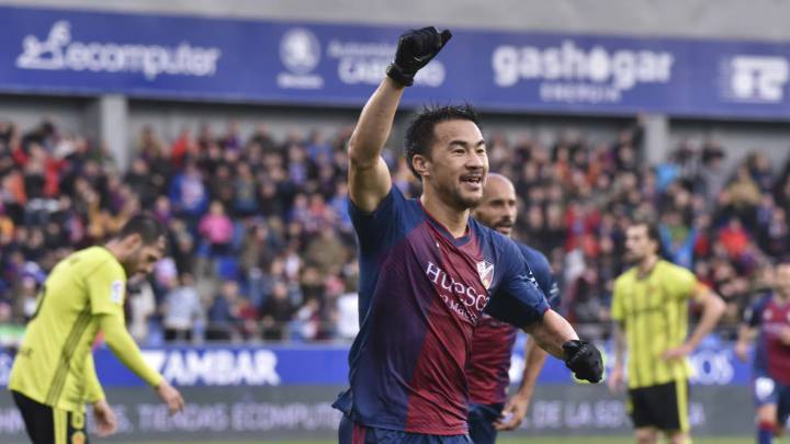 Okazaki espera un nuevo compañero para la delantera