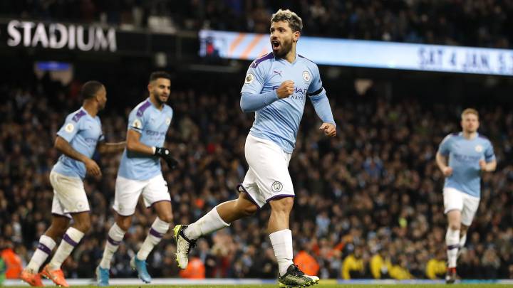 Agüero celebra su gol.