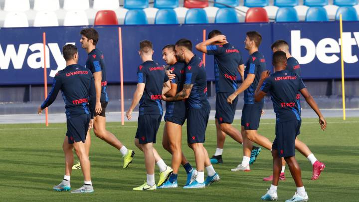 La plantilla del Levante se ejercita en el Ciutat de València.