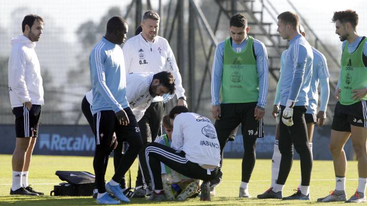 Denis Suárez es tratado por los fisioterapeutas del Celta después de dañarse el tobillo derecho.