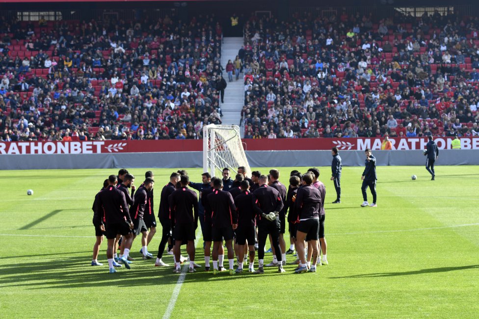Los jugadores del equipo andaluz entrenaron acompañados por los ánimos y la alegría de miles de aficionados que no quisieron perderse a sus ídolos.