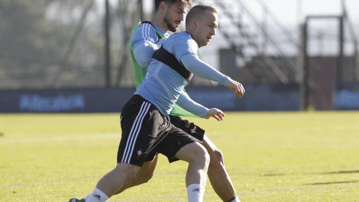 David Costas pugna con Stanislalv Lobotka por un balón durante el entrenamiento del Celta.