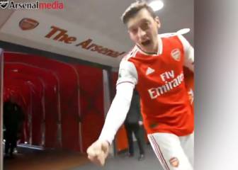 El grito de pura rabia contenida de Özil en el túnel... ¡en español!