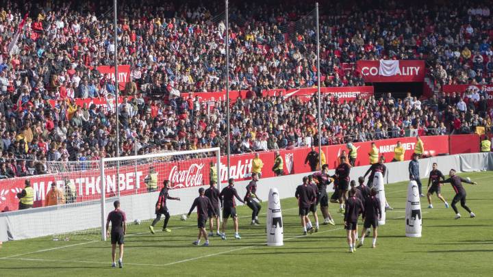 Más de 12.000 sevillistas arroparon a los suyos en el entrenamiento a puerta abierta de ayer en el Sánchez Pizjuán.