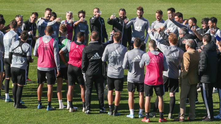 Los jugadores del Cádiz brindan en el entrenamiento.