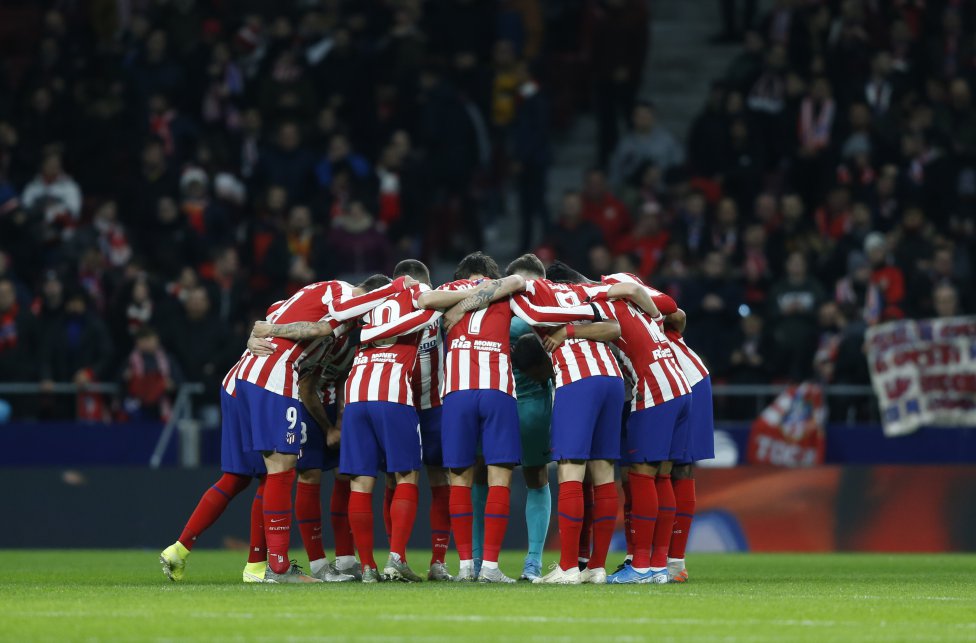 Los jugadores del Atlético de Madrid hacen piña antes del inicio del encuentro.