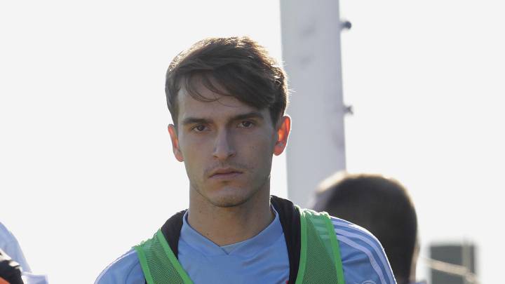 Denis Suárez abandona el entrenamiento del Celta tras lesionarse el tobillo derecho.