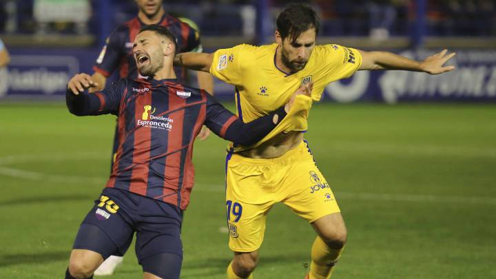 La afición del Extremadura estalla contra el funcionamiento del VAR