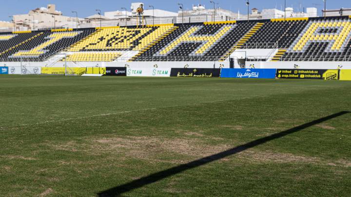 Las calvas en el campo del Al-Ittihad, donde Real Madrid, Valencia y Barcelona harán sus entrenamientos para la Supercopa de España.