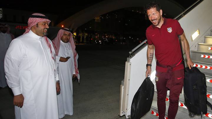 El Atlético viajó en diciembre de 2016 a Yeda, donde jugó un partido amistoso. En la imagen, Simeone a la llegada a Arabia Saudí.