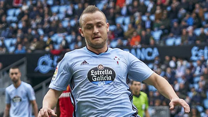Stanislav Lobotka conduce el balón durante el partido entre el Celta y el Mallorca en Balaídos.