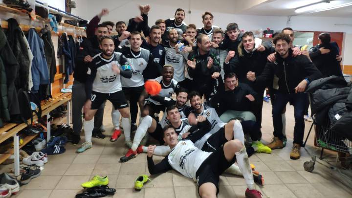 Los jugadores del Mérida celebran el pase a la segunda ronda de Copa del Rey.