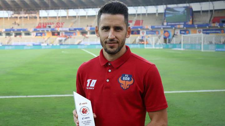 Ferrán Corominas con el premio a mejor jugador de diciembre