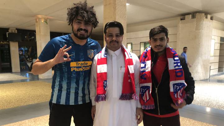 Kamal, Mohammed y Adel, miembros de la peña saudí del Atlético.