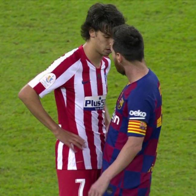 Momento en el que Messi y João Félix se encaran.