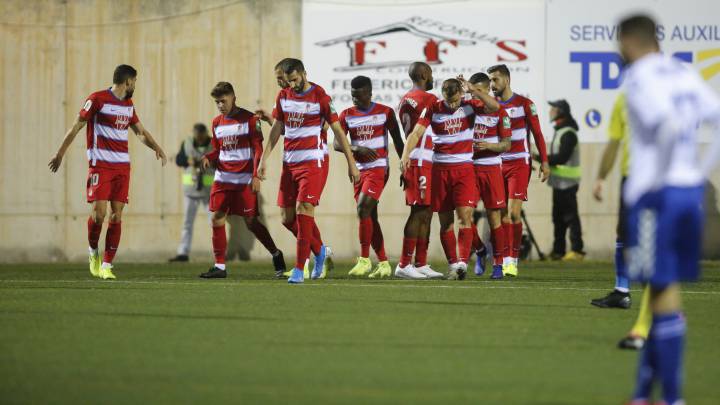 El Granada celebra el gol de Puertas.