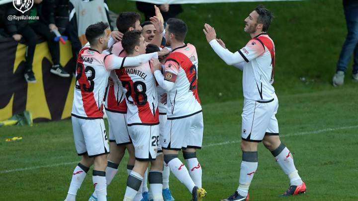 Los jugadores del Rayo celebran el 0-1 de Pozo.
