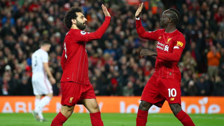 Salah y Mané, del Liverpool, celebran un gol.