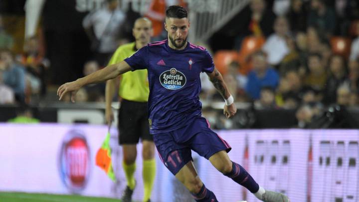 El lateral izquierdo David Juncà controla el balón durante un partido del Celta como visitante.