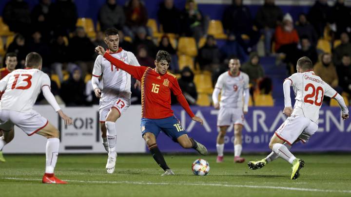 Gonzalo Villar dispara a puerta en el partido de España contra Macedonia Sub-21.