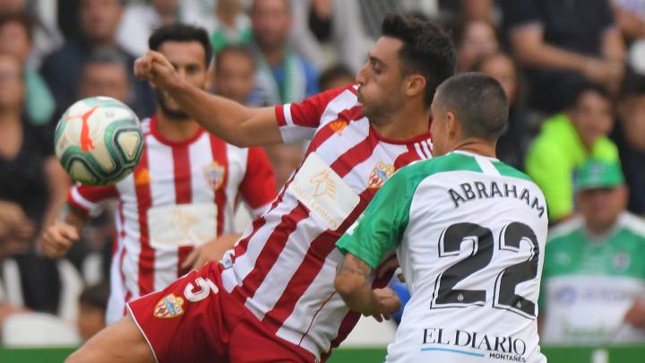 Aguza, ante Abraham en un Racing-Almería.