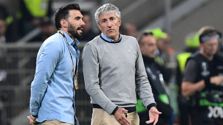 Quique Setién y Eder Sarabia durante el partido de Europa League en San Siro.