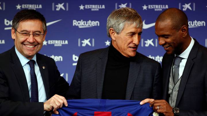 Abidal bromea con Setién durante su presentación.