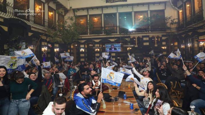 200 miembros de la peña 'Los Blancos de Siria' festejaron con pasión la Supercopa