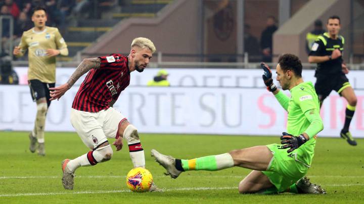 Samu Castillejo regatea al portero