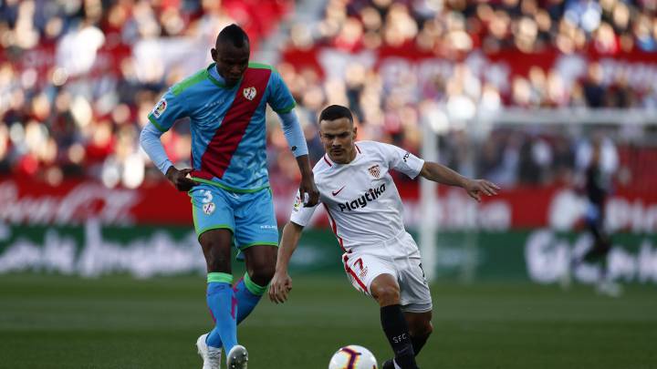 Uche Agbo en un partido entre Rayo Vallecano y Sevilla
