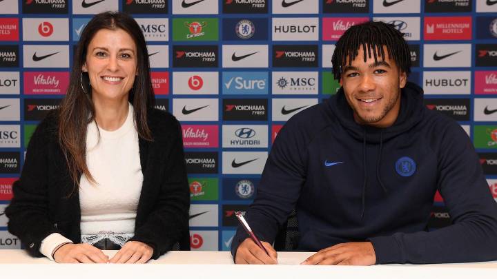 Reece James firmando su renovación.