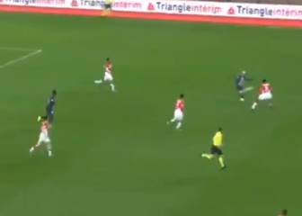 Pase perfecto de Neymar para un control de lujo de Mbappé