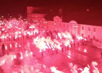 Locura de los hinchas en Polonia encendiendo 100 bengalas en mitad de la calle
