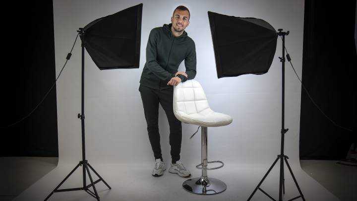Joan Jordán posa para AS en uno de los estudios de la Ciudad Deportiva del Sevilla.