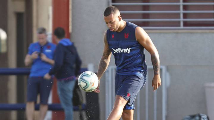 Rubén Vezo en la Ciudad Deportiva del Levante.