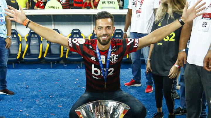 Pablo Marí posa con la Copa Libertadores y la bandera de España, tras ganar el título.