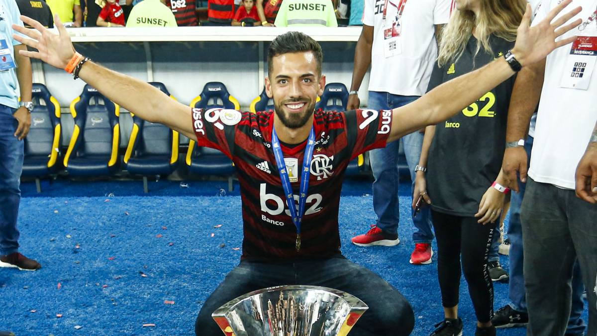 Pablo Marí posa con la Copa Libertadores y la bandera de España, tras ganar el título.
