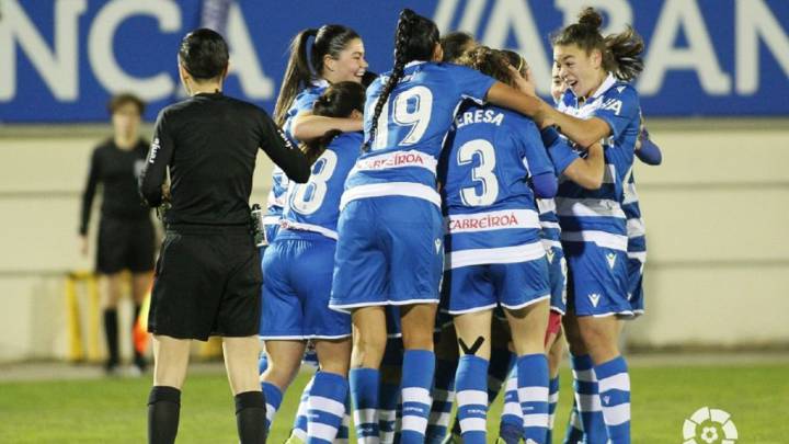 Las jugadoras del Depor celebran un gol ante el Betis.